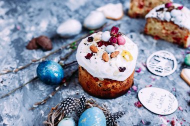 Paskalya pastası ve masada süslemeler.
