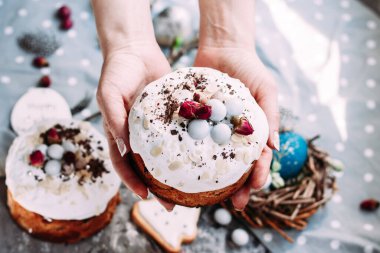panettone. Paskalya pastası ve masada süslemeler.