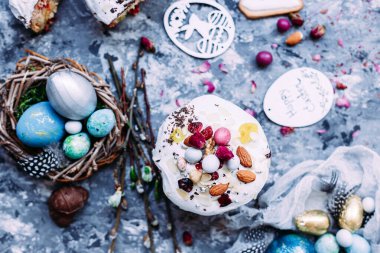 panettone. Paskalya pastası ve masada süslemeler.