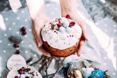 panettone. Paskalya pastası ve masada süslemeler.
