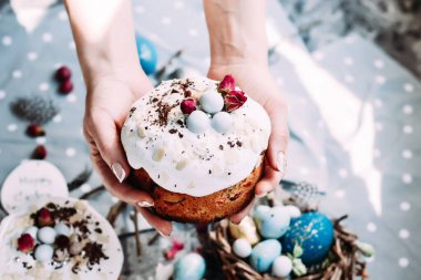 panettone. Paskalya pastası ve masada süslemeler.