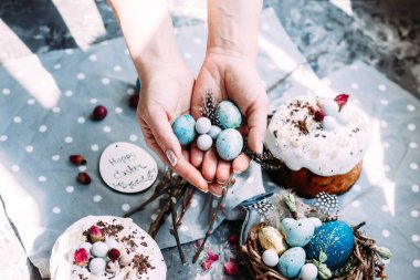 panettone. Paskalya pastası ve masada süslemeler.