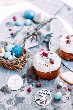 Paskalya pastası ve masada süslemeler.