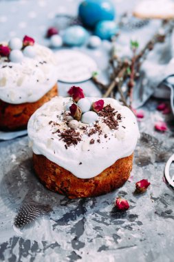 Paskalya pastası ve masada süslemeler.