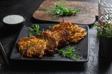 Draniki. Sarımsak soslu patates gözlemesi.. 