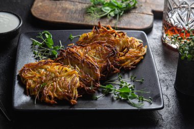 Draniki. Sarımsak soslu patates gözlemesi.. 