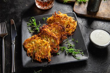 Draniki. Sarımsak soslu patates gözlemesi.. 