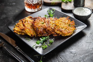 Draniki. Sarımsak soslu patates gözlemesi.. 