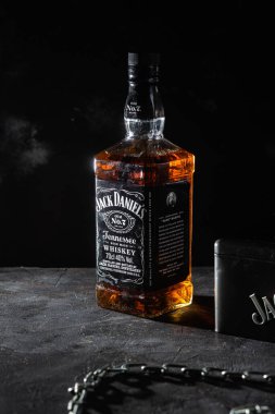 Karanlık bir arka planda bir şişe viski.