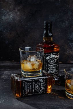 Karanlık bir arka planda bir şişe viski.