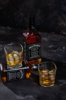 Karanlık bir arka planda bir şişe viski.
