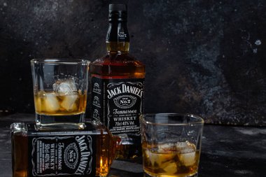 Karanlık bir arka planda bir şişe viski.