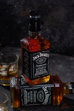 Karanlık bir arka planda bir şişe viski.