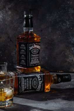Karanlık bir arka planda bir şişe viski.