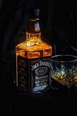 Karanlık bir arka planda bir şişe viski.