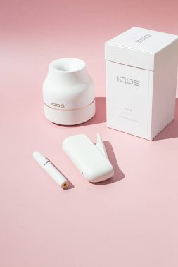 IQOS 3 çift beyaz. Sigara içmek için paketlere yapışır