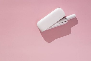 IQOS 3 çift beyaz. Sigara içmek için paketlere yapışır