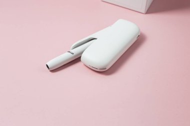 IQOS 3 çift beyaz. Sigara içmek için paketlere yapışır