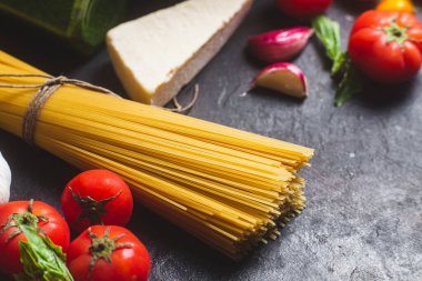 Karanlık bir arka planda çiğ spagetti.