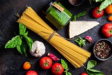 Karanlık bir arka planda çiğ spagetti.