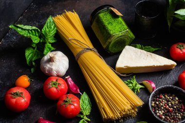 Karanlık bir arka planda çiğ spagetti.