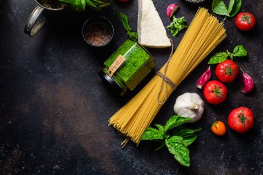 Karanlık bir arka planda çiğ spagetti.