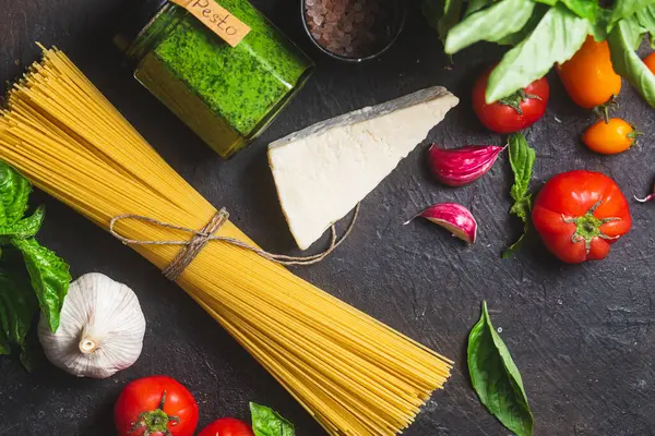 Karanlık bir arka planda çiğ spagetti.