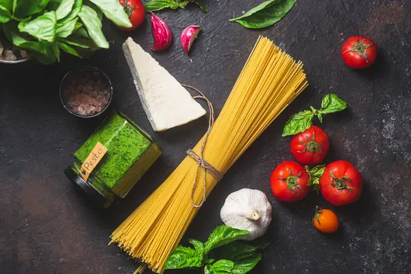 Karanlık bir arka planda çiğ spagetti.