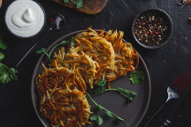 Sarımsak soslu patatesli gözleme. Draniki.