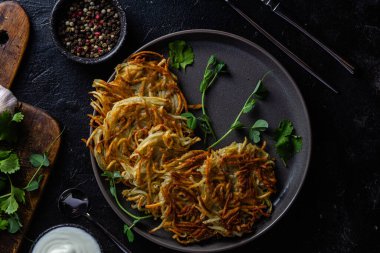 Sarımsak soslu patatesli gözleme. Draniki.