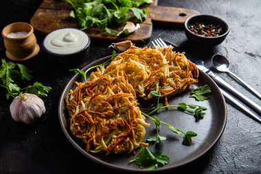 Sarımsak soslu patatesli gözleme. Draniki.