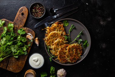 Sarımsak soslu patatesli gözleme. Draniki.