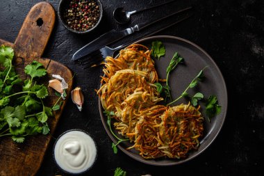 Sarımsak soslu patatesli gözleme. Draniki.