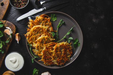 Sarımsak soslu patatesli gözleme. Draniki.