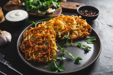 Sarımsak soslu patatesli gözleme. Draniki.