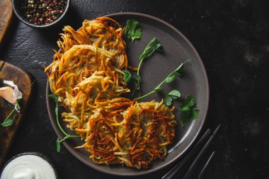 Sarımsak soslu patatesli gözleme. Draniki.