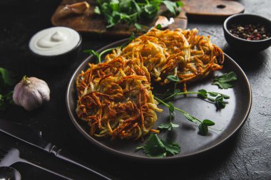 Sarımsak soslu patatesli gözleme. Draniki.