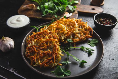 Sarımsak soslu patatesli gözleme. Draniki.