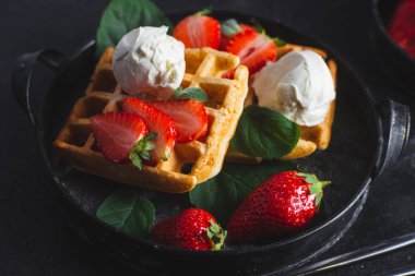 Çilek ve dondurma ile Belçika waffle