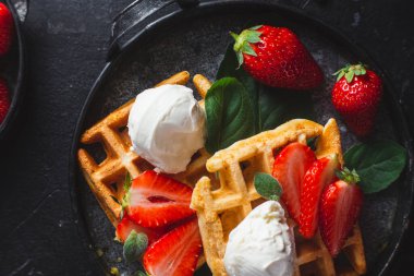 Çilek ve dondurma ile Belçika waffle