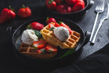 Çilek ve dondurma ile Belçika waffle