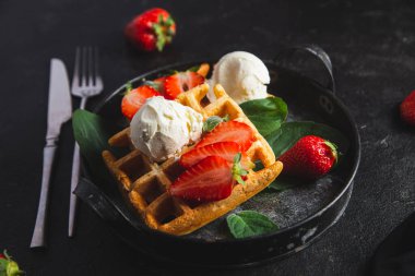Çilek ve dondurma ile Belçika waffle