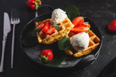 Çilek ve dondurma ile Belçika waffle
