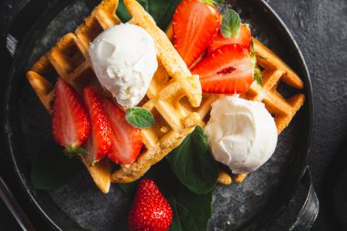 Çilek ve dondurma ile Belçika waffle