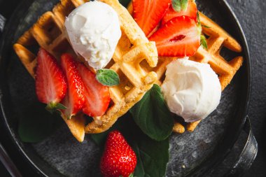 Çilek ve dondurma ile Belçika waffle