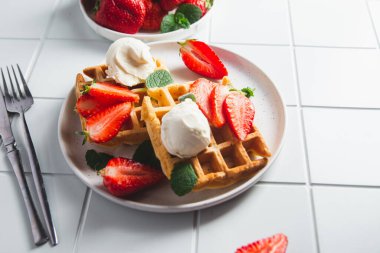 Çilek ve dondurma ile Belçika waffle