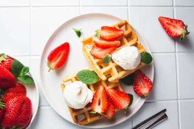 Çilek ve dondurma ile Belçika waffle