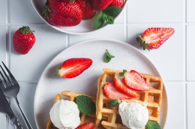 Çilek ve dondurma ile Belçika waffle