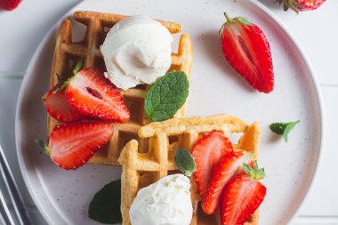 Çilek ve dondurma ile Belçika waffle