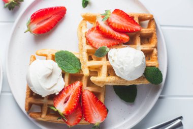 Çilek ve dondurma ile Belçika waffle